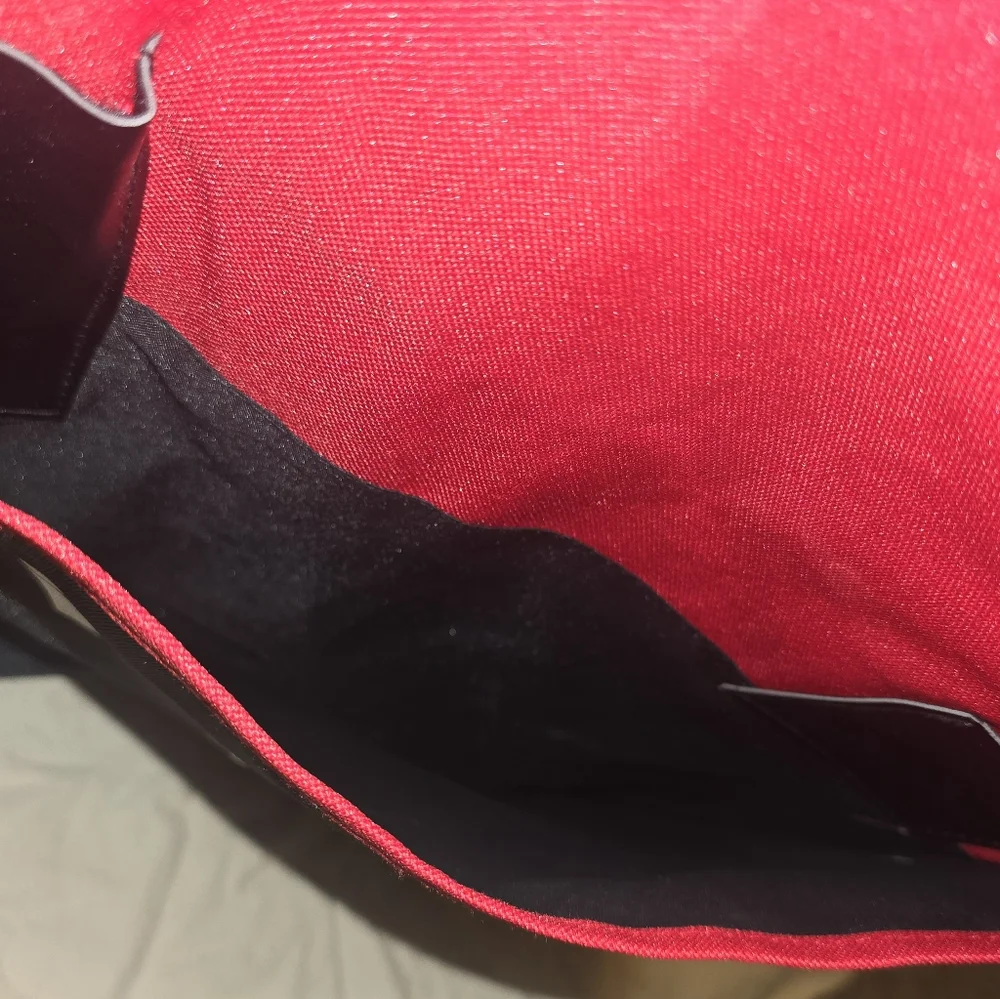 Signature‎ Red and Black Travel Bag Quantas